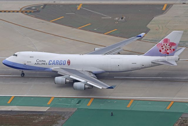 Boeing 747-400 (B-18725) - Taking off.