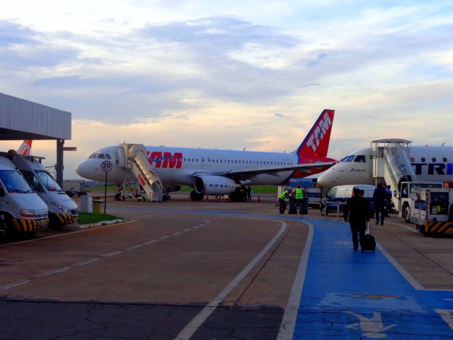 Airbus A320 (PT-MZI)