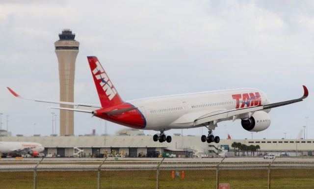 Airbus A350-900 (PR-XTA)