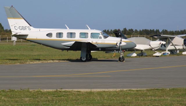 Piper Navajo (C-GBFS) - Stationner à CYGR 