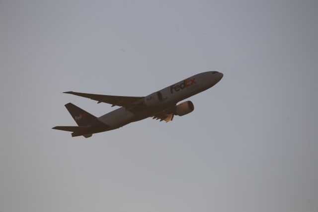 BOEING 777-200LR (N861FD)