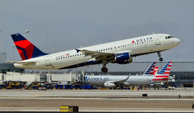 Airbus A320 (N354NW) - N354NW Delta Air Lines 1998 Airbus A320-212 - cn 801 - Las Vegas - McCarran International Airport (LAS / KLAS)br /USA - Nevada August 19, 2015br /Photo: Tomás Del Coro