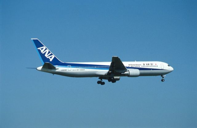 BOEING 767-300 (JA8296) - Final Approach to Narita Intl Airport Rwy16 on 1989/09/10