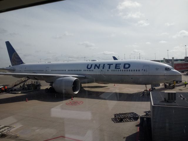 Boeing 777-200 (N27015) - United B777-224ER cn28678 EHAM 13 mei 2022