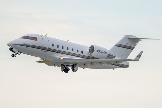 Canadair Challenger (N710AN)