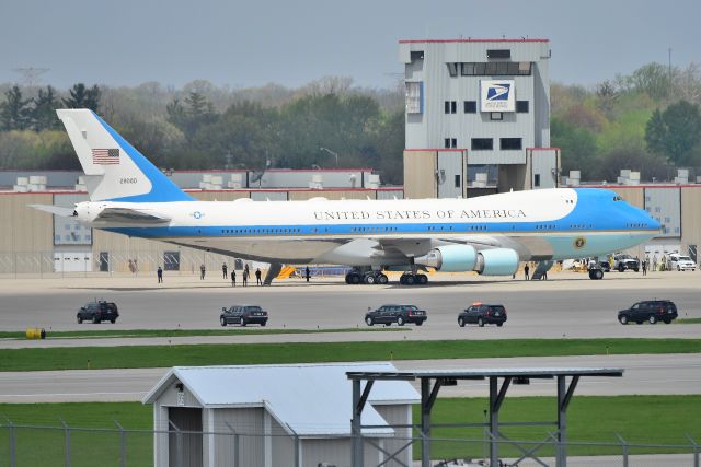 N29000 — - AF1 a couple of years back. In foreground, Trump's motorcade headed back to the aircraft after speaking at a local event.