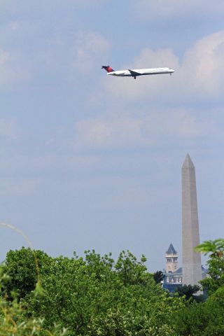 McDonnell Douglas MD-90 — - Final approach to Reagan National, taken from Arlington Cemetery with Washington Monument in the distance