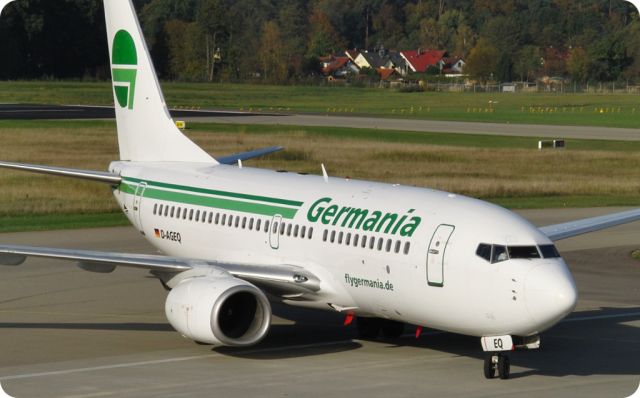 Boeing 737-700 (D-AGEQ) - Tankstop in Friedrichshafen.