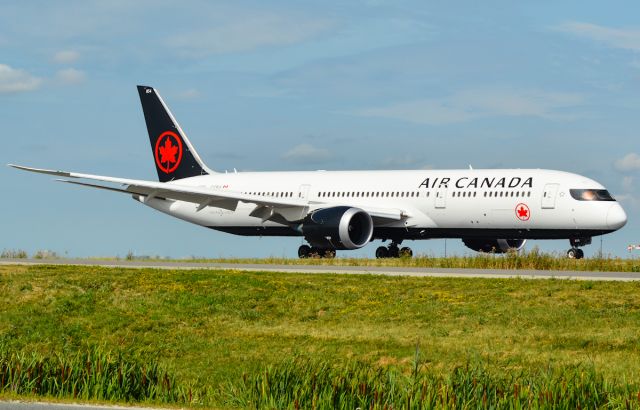 Boeing 787-9 Dreamliner (C-FVLU) - Arriving from Madrid