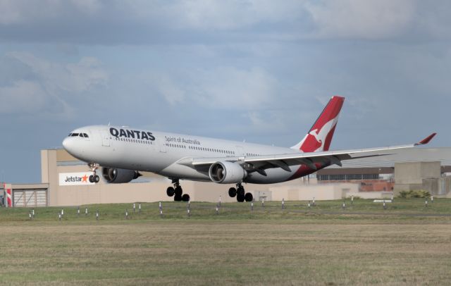 Airbus A330-300 (VH-QPE) - A Qantas A333 landing on runway 34 at YMML (16:02 2023-06-09)