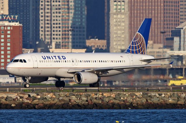 Airbus A320 (N445UA)