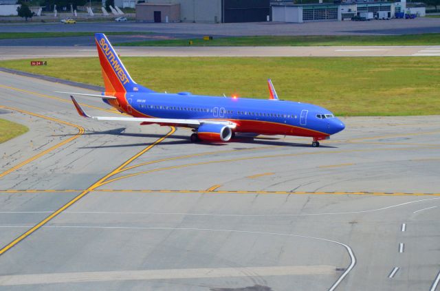 Boeing 737-800 (N8609A) - Beacon shot