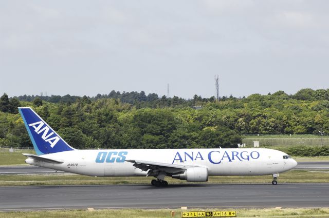 BOEING 767-300 (JA8970) - Taxing at Narita Intl Airport on 2016/05/22