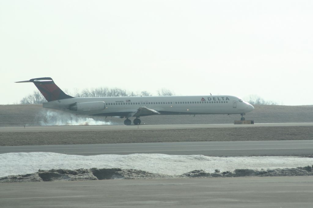 McDonnell Douglas MD-88 (N908DL)