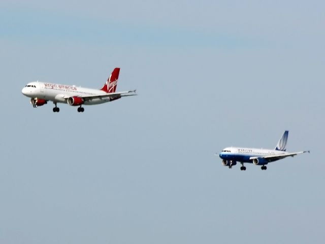 Airbus A320 (N837VA) - Lucky to catch a simultaneous approach