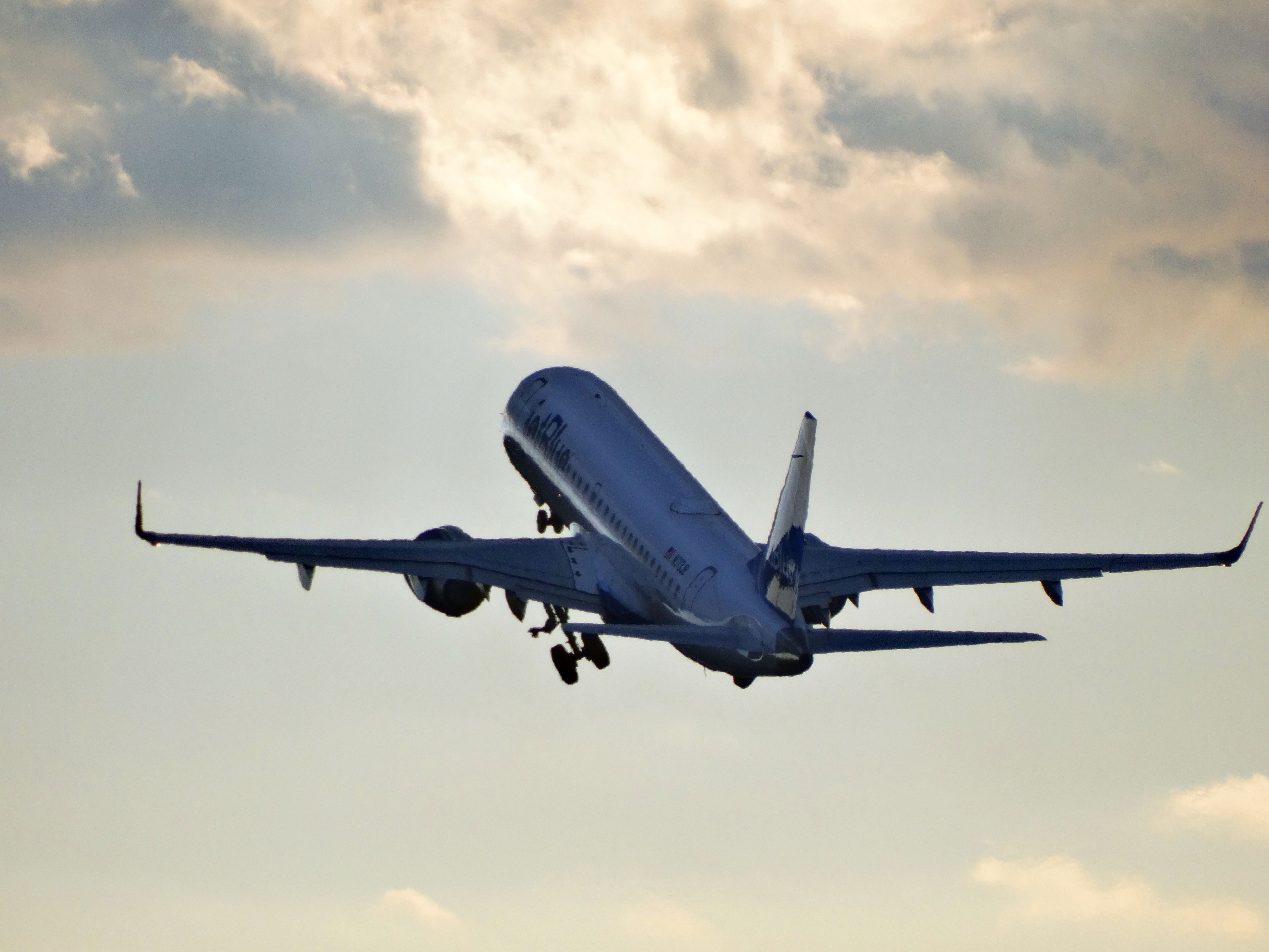 Embraer ERJ-190 (N373JB)