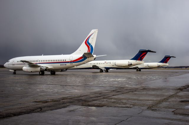 Boeing 737-200 (N465TW) - Ameristar 737-200 sitting on the West Ramp next to some USA Jet MD-88's.
