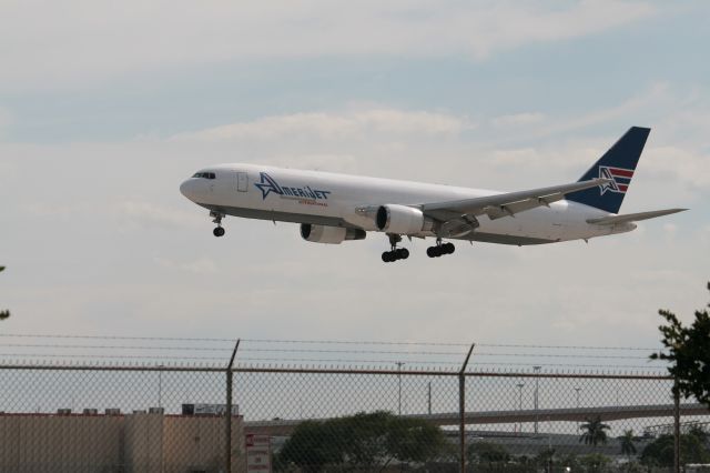 BOEING 767-200 (N319CM)