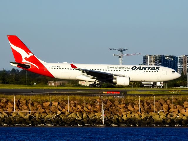 Airbus A330-200 (VH-EBG)