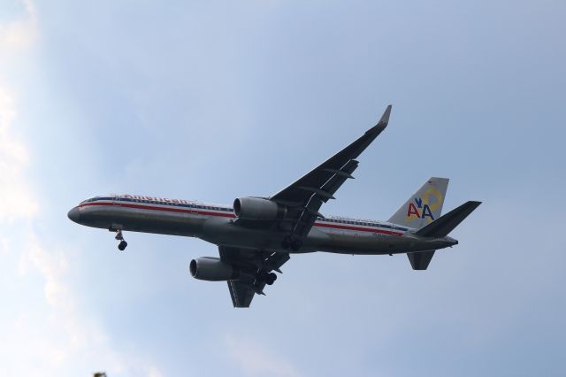 Boeing 757-200 (N690AA) - 082212 AA USO painted 757 on final for Rwy19