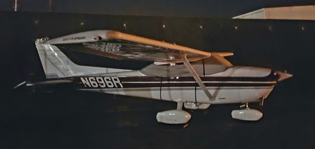 Cessna Skyhawk (N696R)