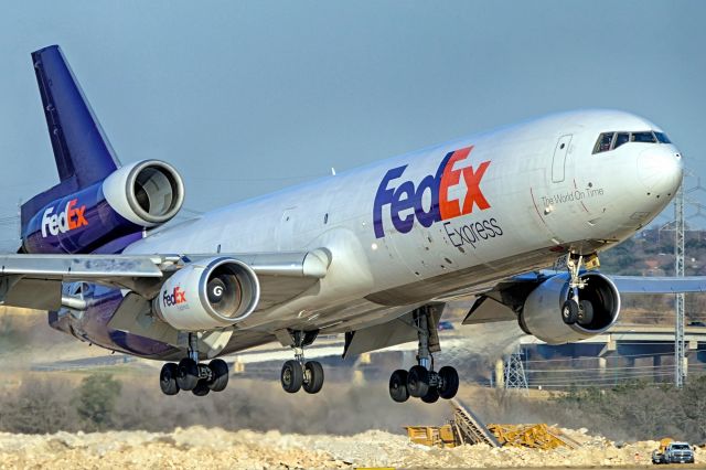 Boeing MD-11 (N596FE) - 22 approach.