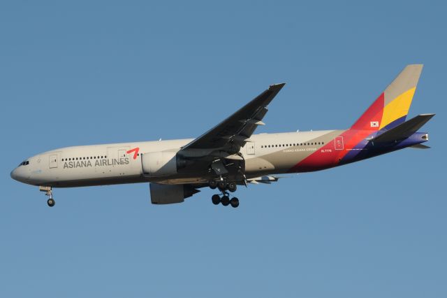 Boeing 777-200 (HL7775)