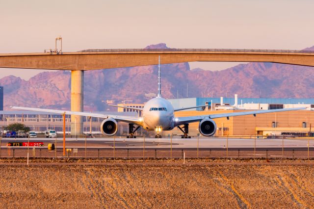 Boeing 777-200 (N755AN) - American Airlines 777-200 taxiing at PHX on 12/18/22. Taken with a Canon R7 and Tamron 70-200 G2 lens.