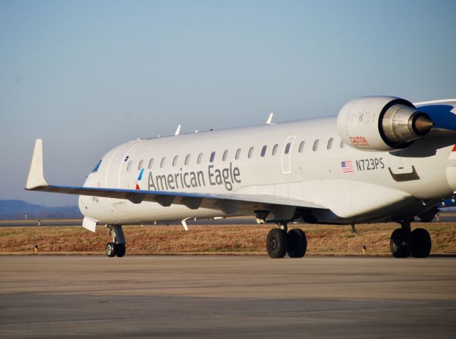 Canadair Regional Jet CRJ-700 (N723PS) - Beautiful morning taxiing to the gate.