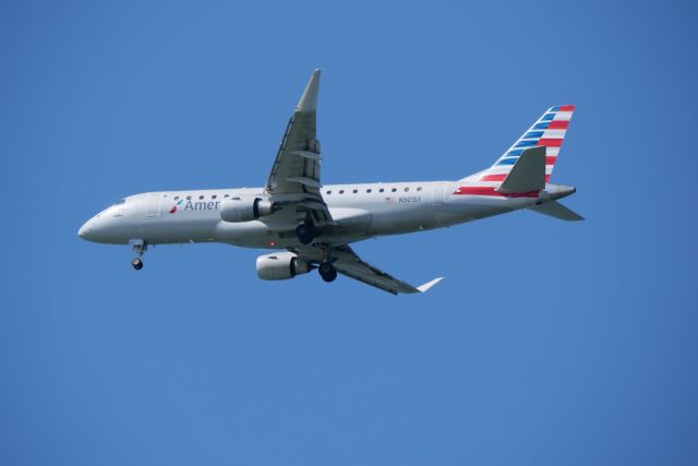 Embraer 175 (N501SY)