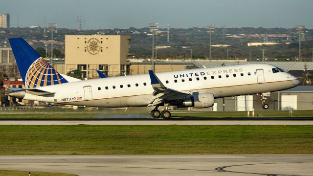 EMBRAER 175 (long wing) (N87339) - 13R arrival.