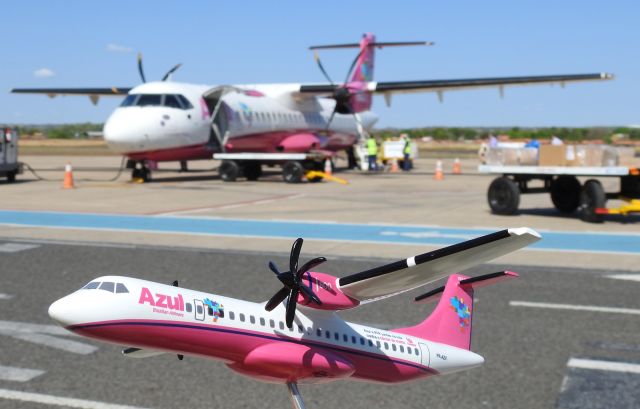 ATR ATR-72 (PR-ATB) - Uma miniatura do ATR 72 da Azul com pintura rosa 