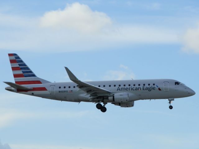 Embraer 170/175 (N433YX)