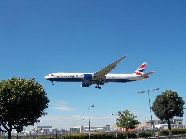 Boeing 777-200 (G-STBJ) - Standing next to the end of the runway 09R/27L - (A30/Myrtle Ave)