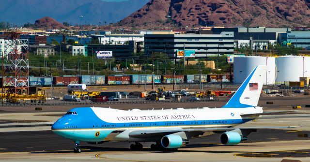 N28000 — - Air Force One Taxiing via Bravo