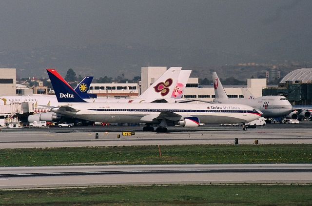 BOEING 767-400 (N826MH) - KLAX - Delta 767-400 rolling to 25L for departure march 2000 - I never knew where the 764s flew to out of LAX.