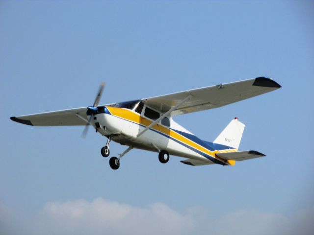 Cessna Skyhawk (N7187T) - Taking off from RWY 24