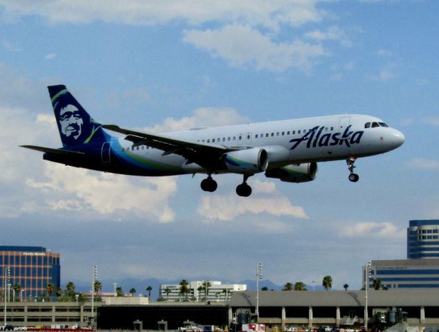 Airbus A320 (N629VA) - Landing RWY 20R 