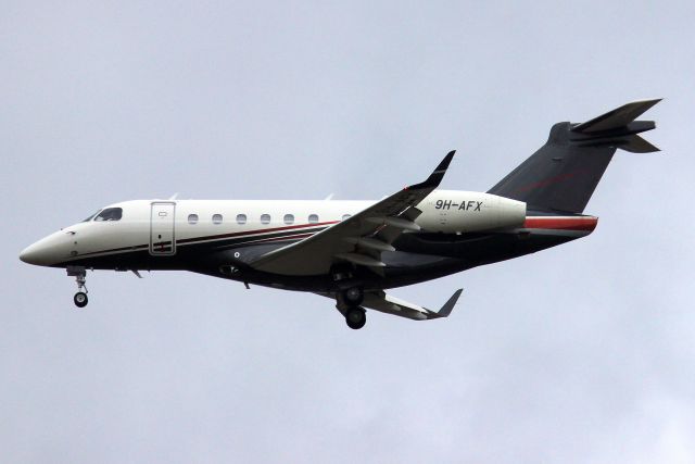 Embraer Legacy 550 (9H-AFX) - Flexjet Europe Legacy 500 on short finals for rwy 24 on 5-Oct-21 arriving from LEMD as FJO54A.