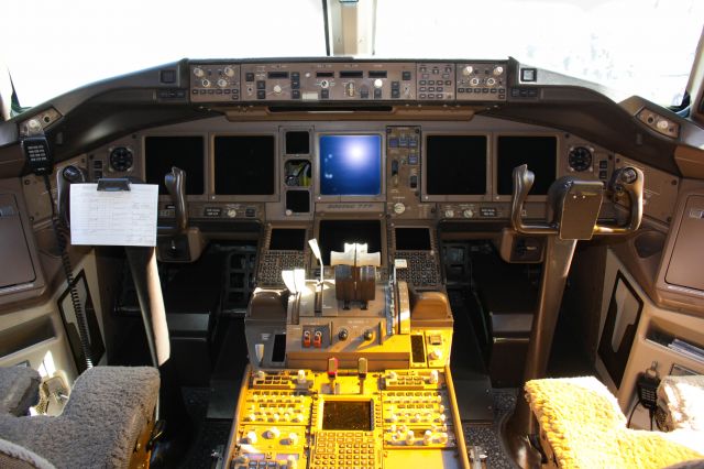 Boeing 777-200 (N214UA)