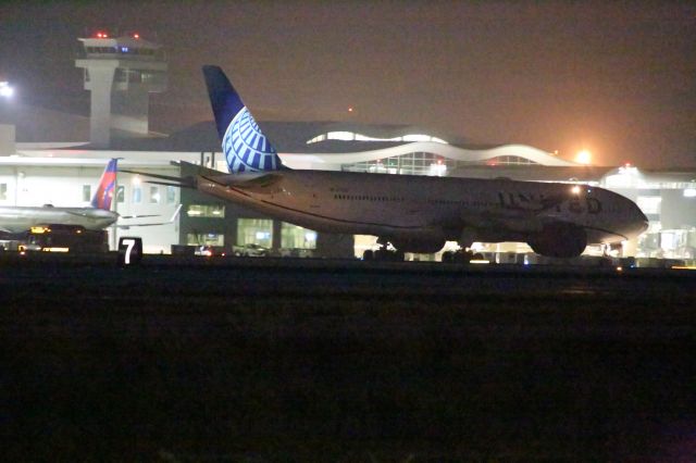 Boeing 777-200 —