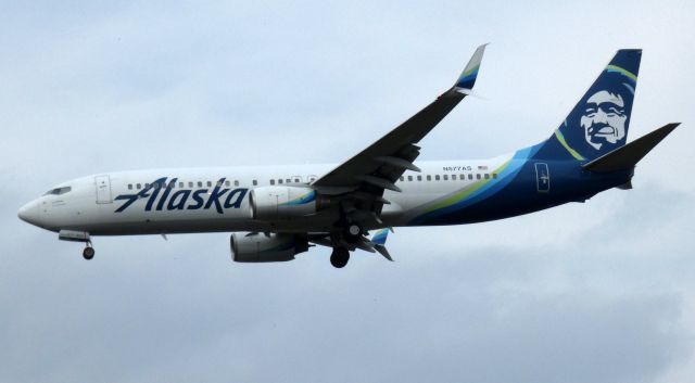 Boeing 737-800 (N577AS) - On final is this 2007 Alaska Airlines Boeing 737-890 in the Autumn of 2020.