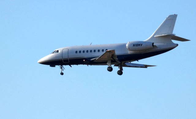 Dassault Falcon 2000 (N18MV) - On final is this 1996 Dassault Falcon 2000 in the Winter of 2019.