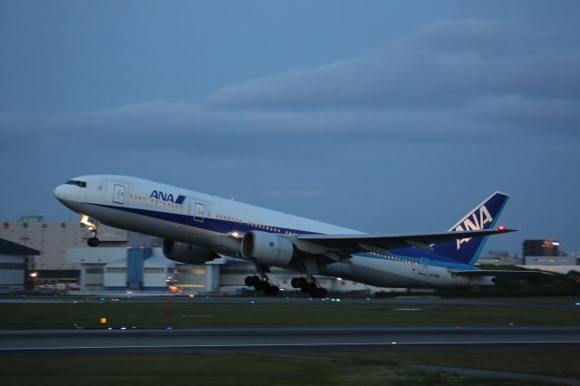 Boeing 777-200 (JA701A)