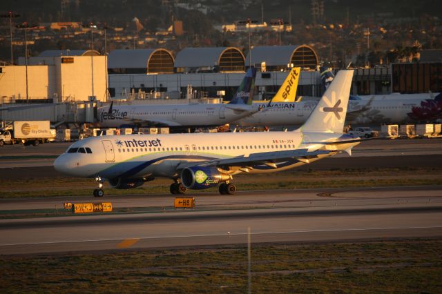 Airbus A320 (XA-JCV)