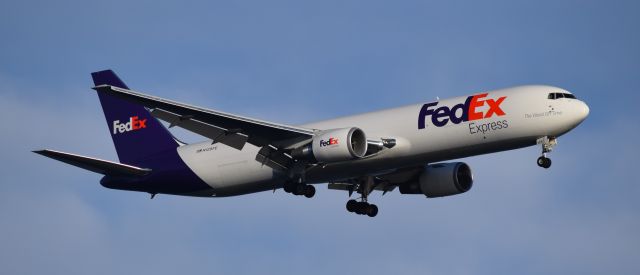 BOEING 767-300 (N128FE)