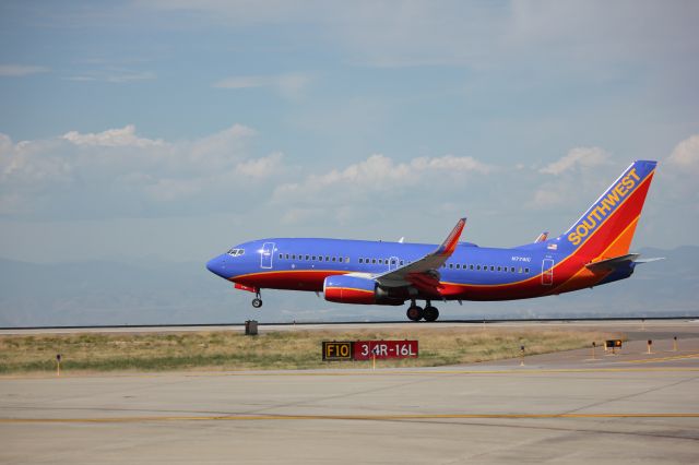Boeing 737-700 (N7741C) - Landing on 16L