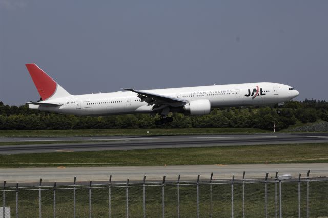 BOEING 777-300 (JA735J) - Approach to Narita Intl Airport Rwy16L on 2013/05/06