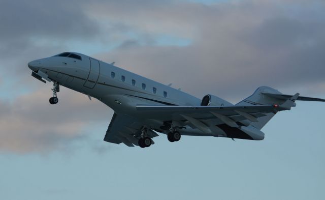 Bombardier Challenger 300 (C-GRCY)