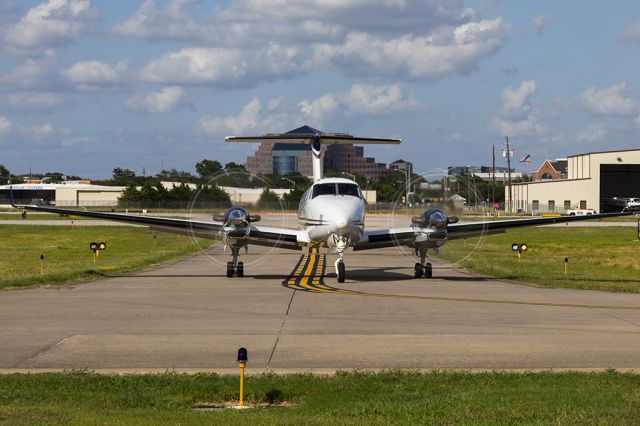 Beechcraft Super King Air 350 (N534FF) - This was the last landing for N534FF. Five days later, it crashed into a hanger on departure killing all 10. Prayers for the victims and their families.